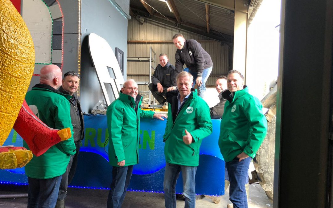 Carnavalswagens bouwen…saamhorigheid in de dorpen